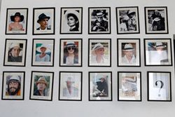 オメロオルテガを被った著名人たちの写真が並ぶ