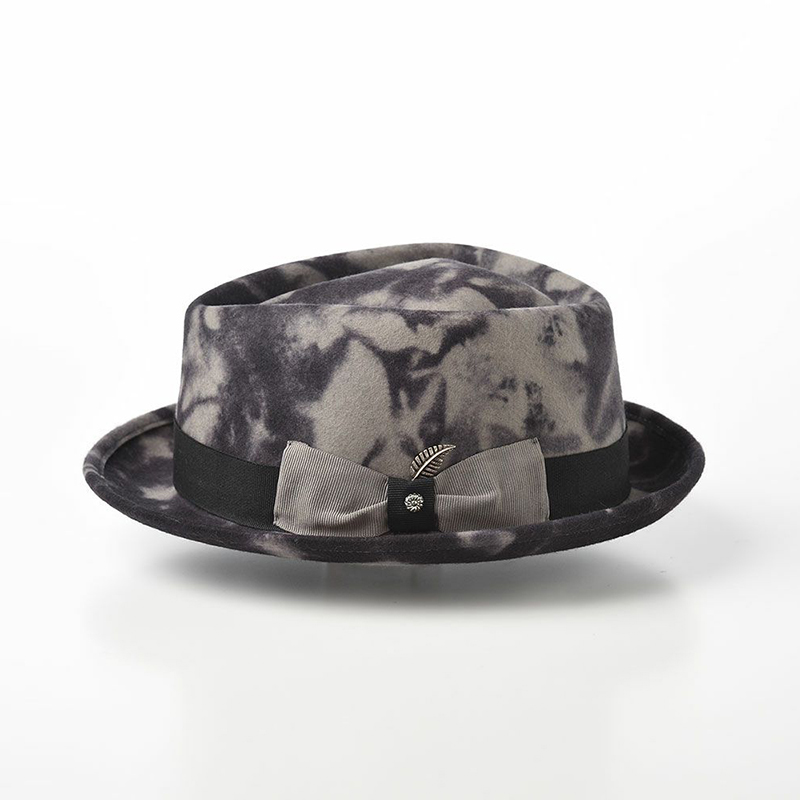 オールアップ(つばが全て上向き)