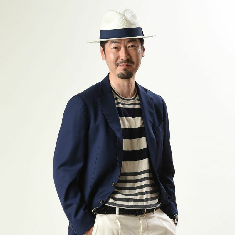 エロイ ベルナールのパナマハット Acuarela（アクアレーラ） ネイビーのモデル写真